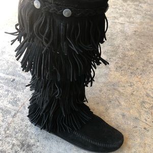 Minnetonka 5 layer fringe boots
